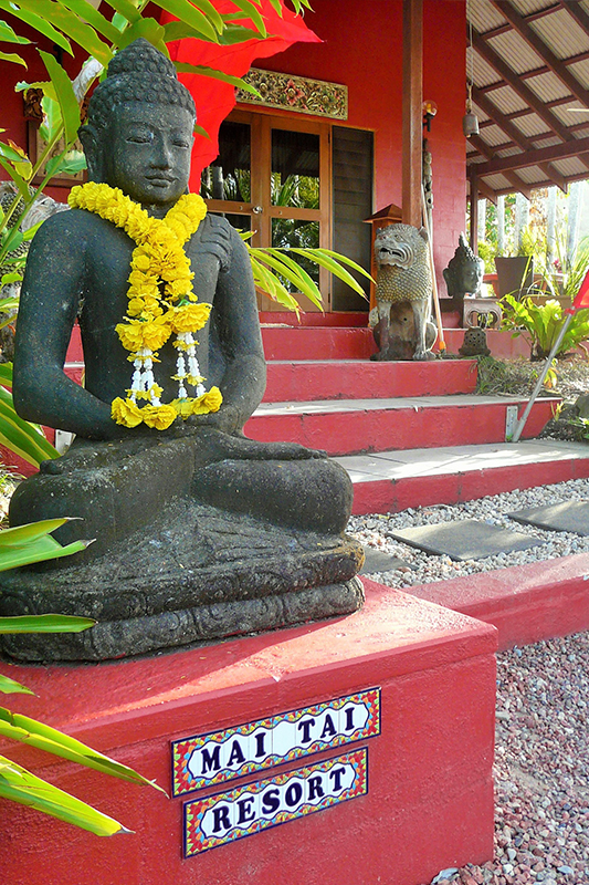 Mai Tai resort entrance buddha statue